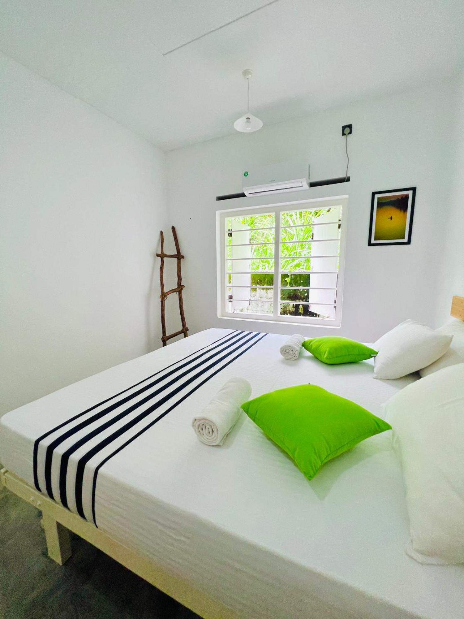 Mahagedara Dickwella Hotel Bagian luar foto