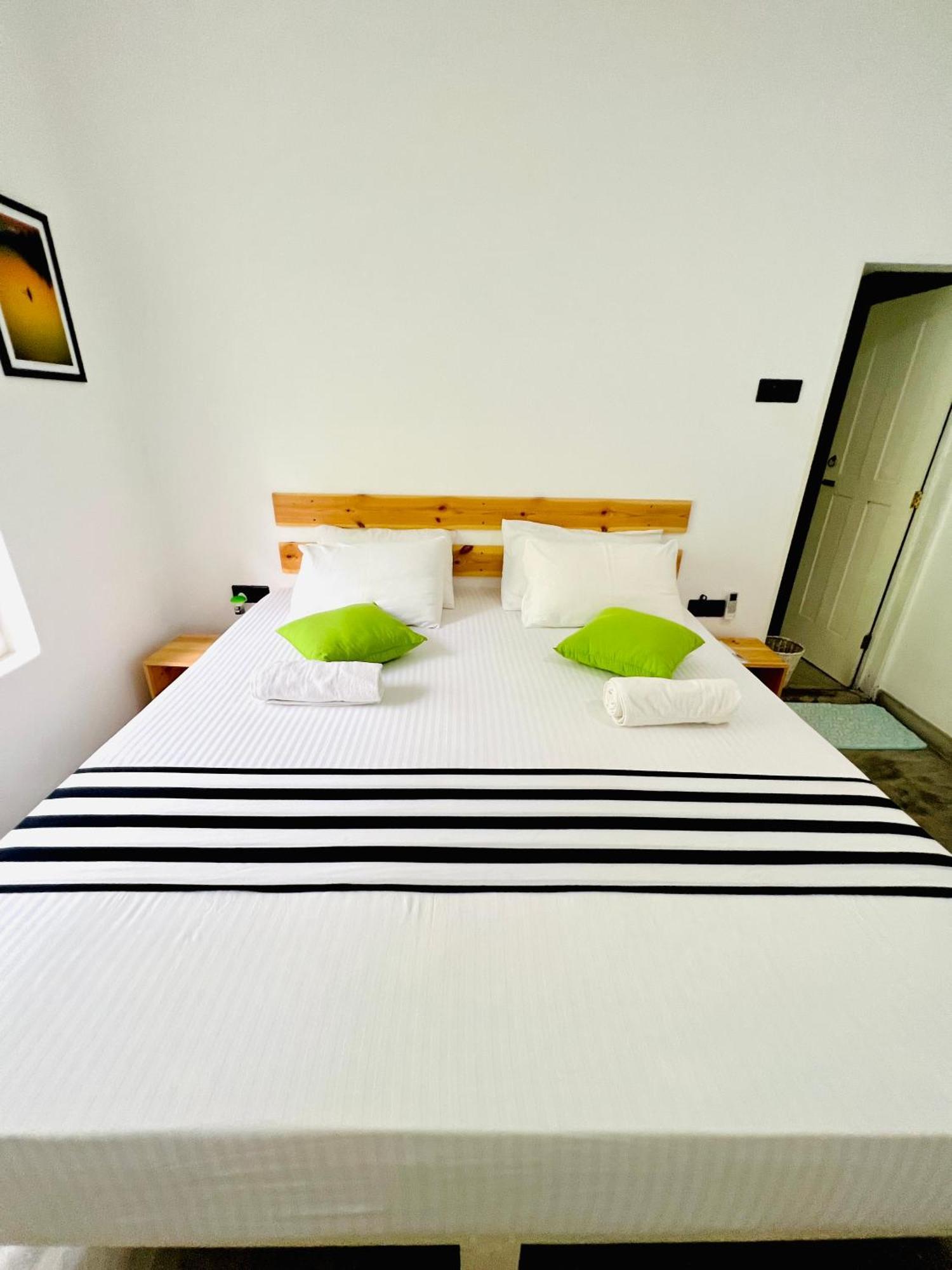 Mahagedara Dickwella Hotel Bagian luar foto